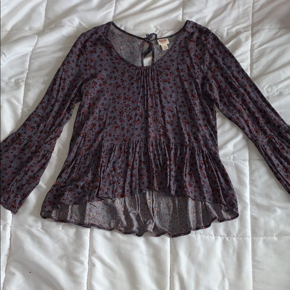 Long sleeve flowy/blouse top